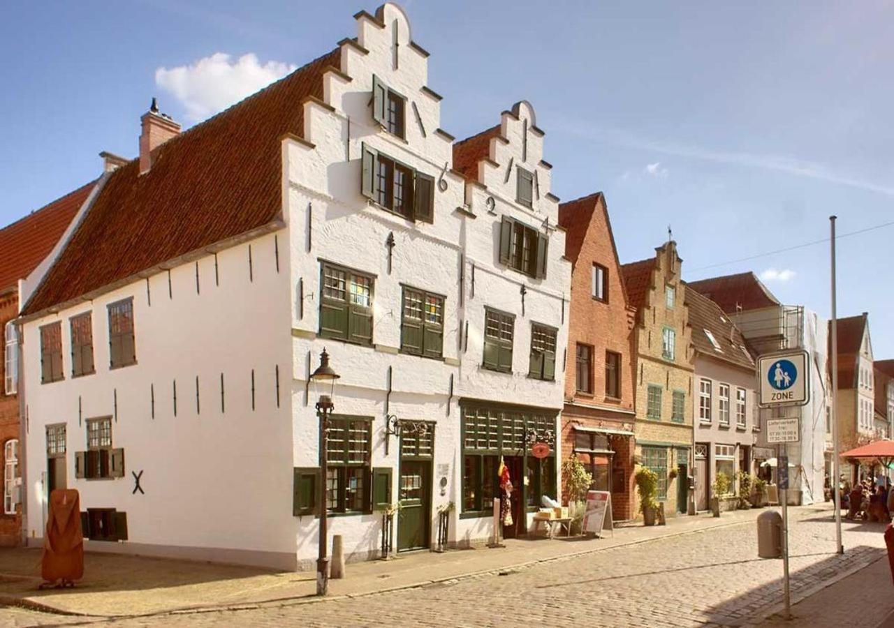 Friedrichstadtnixe in der historischen Altstadt Exterior foto